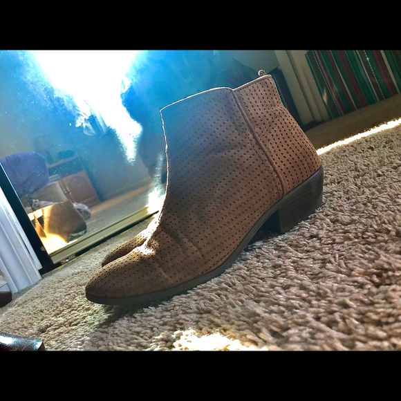 Ankle boot, with a not-too high heel. - Picture 2 of 2